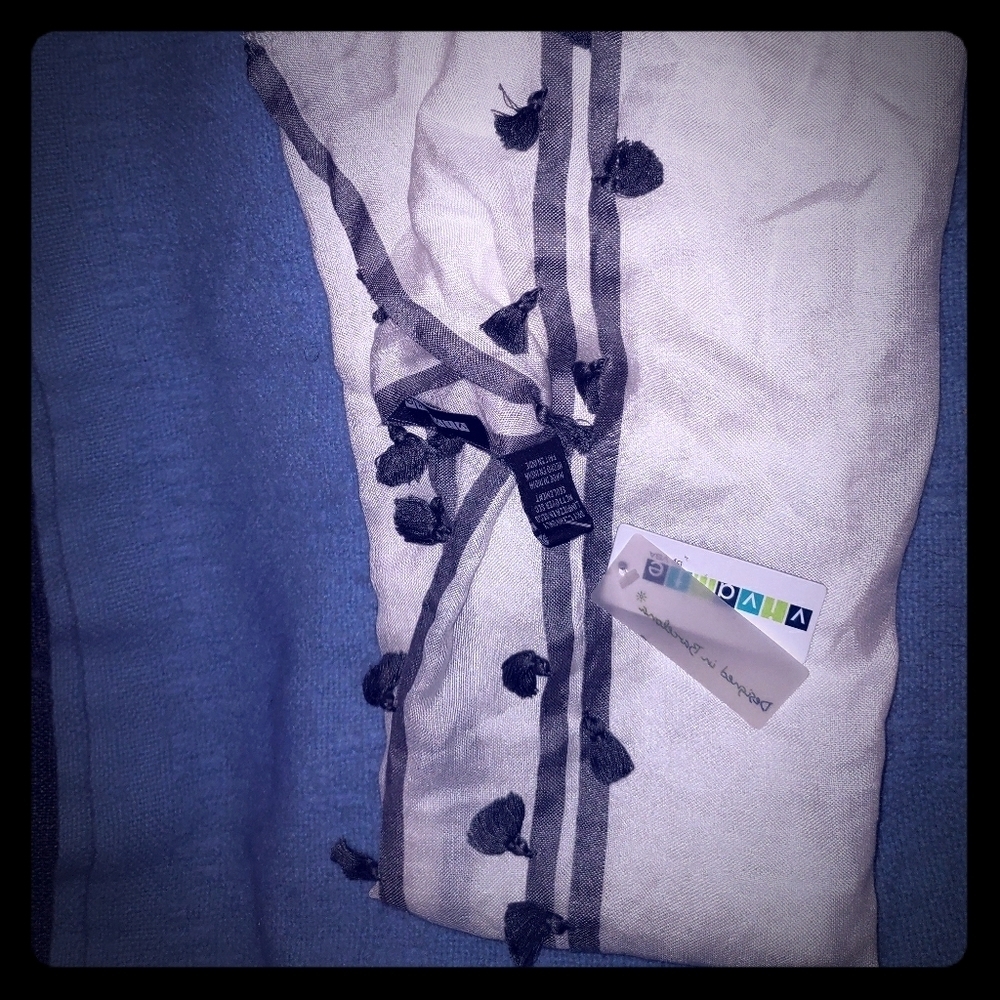 Vivante white and black scarf